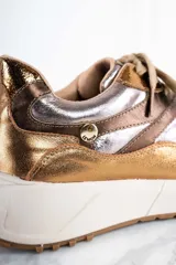 Zapatillas deportivas de cuero metalizado color cobre y plateado, con cordones color beige, suela de goma blanca y logo de la marca en el lateral.