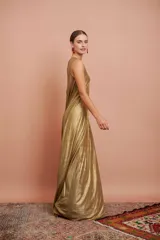 Vestido largo dorado sin mangas y de corte amplio.