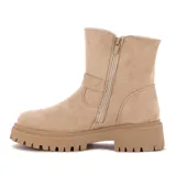 Botas cortas color beige, con hebilla decorativa y suela track.