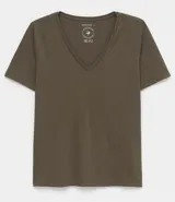 Remera de algodón color verde oliva, con escote en V y mangas cortas. Marca Marfinno.