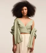 Blusa cropped de tricolina rayada en hilo teñido, con escote en pico, breteles medianos y lastex en la espalda.