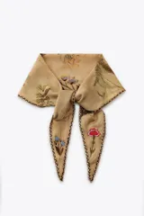 Pañuelo color beige con estampado de flores y bordes con pespuntes en zigzag.