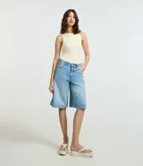 Body color marrón, sin mangas, con cuello halter y cierre en la entrepierna.