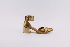 Zapato plateado de cuero con taco cuadrado, punta fina y pulsera con hebilla y ojales.