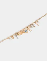 Collar corto dorado con cadena de eslabones y dijes colgantes de corazón, llave, mariposa y camafeo con flores.
