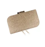 Clutch rectangular de rafia sintética en color negro, con cierre superior metálico dorado y herrajes para correa desmontable.
