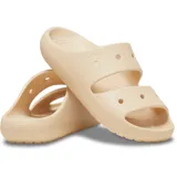 Sandalias Crocs Classic color beige con dos tiras superiores y orificios para charms Jibbitz.