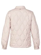 Campera color rosa pálido con diseño acolchado en forma de hojas, cuello camisero, cierre frontal con botones a presión, dos bolsillos de parche en el pecho y corte recto.