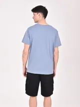 Remera verde grisáceo con estampa azul de una máquina de café y la frase "Espresso Club. Fresh start your day".