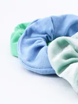Set de tres scrunchies de terciopelo en colores verde, celeste y verde agua.
