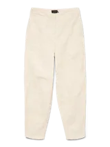 Pantalón color crema con bordado inglés, de corte tapered, tiro alto, cierre de gancho y cremallera, bolsillos delanteros inclinados y bolsillos traseros tipo ojal.