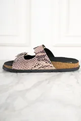 Sandalias con estampado de serpiente, con hebillas plateadas y suela de corcho.