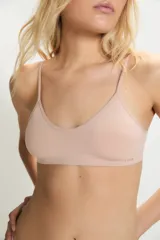 Top blanco de breteles finos y sin costuras.