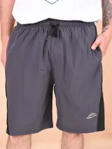 Short deportivo gris oscuro con cintura elástica ajustable con cordón, bolsillos laterales y logo estampado en la pierna derecha.