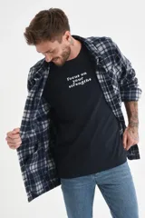Sobrecamisa a cuadros azul marino y gris, de corte recto y manga larga, con cuello camisero y cierre frontal con botones.