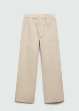 Pantalón color crema de corte recto, con cintura elástica ajustable con lazo, bolsillos cargo y bolsillos de parche en la parte posterior.