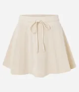 Short pollera color beige de malla de algodón con cintura elástica y lazo ajustable.