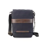 Matera de canvas color negro, combinada con símil cuero marrón. Cuenta con tapa, broches magnéticos, bolsillo tipo guantera bajo la tapa, división interna con velcro para usar como morral y bolsillo trasero con broche magnético. Incluye correa larga regulable.