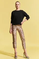 Pantalón capri de lycra con estampado animal print de leopardo y detalle de apliques fruncidos en los laterales bajos.