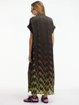 Vestido camisero largo con estampado abstracto en tonos marrones y verdes, con botones en la parte delantera, manga corta, cuello mao y bolsillos laterales ocultos.