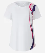 Remera deportiva blanca de microfibra texturizada, con cuello redondo, mangas cortas y estampa lateral de ondas en azul y fucsia.