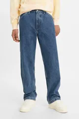 Pantalón de jean azul de corte recto y holgado, estilo carpintero, con bolsillos laterales y traseros.