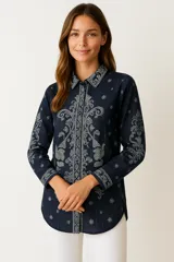 Camisa azul marino con estampado floral en tonos grises, corte relaxed, cuello clásico y cierre con botones.