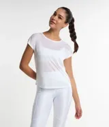 Remera deportiva blanca de microfibra leve con cuello redondo, mangas cortas y bajo redondeado.