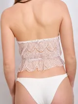 Top color crema de encaje con breteles finos y espalda descubierta.