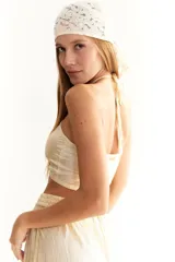 Top bandó de Lycra rib color beige, con cuello fino y diseño ajustado.
