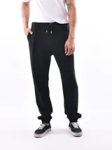 Pantalón de jogging negro con cintura ajustable con cordón y puños elásticos.