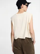 Crop top musculosa básica de algodón orgánico, con cuello a la base.