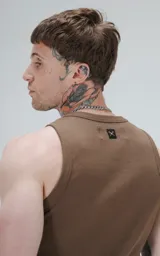 Musculosa marrón de morley con corte slim fit.