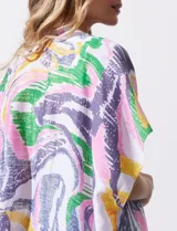 Kimono tejido con estampado abstracto en tonos azul, amarillo y blanco. Tiene mangas amplias estilo japonés y terminación de ruedo con borlas.