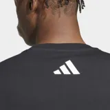Remera negra de algodón con cuello redondo y logo del equipo Mercedes AMG Petronas Formula One Team estampado en el pecho.