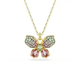 Colgante con cadena dorada y dije de mariposa con cristales de diferentes formas y colores. El cuerpo de la mariposa tiene una piedra verde en forma de óvalo. Las alas superiores tienen cristales verdes, rosas y blancos. Las alas inferiores tienen cristales rosas y naranjas.