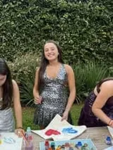 Vestido corto de lentejuelas color verde oliva, con escote en V, breteles finos cruzados en la espalda, cut-outs laterales y volado en el ruedo.