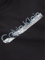 Buzo negro de algodón regenerado, cuello redondo, puños y dobladillo acanalados. Estampado en el pecho con una imagen de montañas y el logo de Calvin Klein.