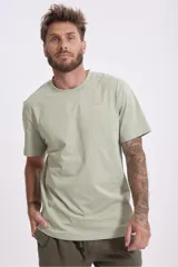 Remera verde claro de manga corta con cuello redondo y logo estampado en el pecho.