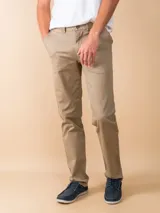 Pantalón chino color beige de corte recto.