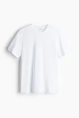 Remera deportiva blanca de corte estándar, con cuello redondo y mangas cortas. Confeccionada en tejido funcional DryMove™ que ayuda a absorber el sudor.