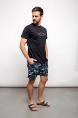 Remera negra de manga corta con estampado frontal con la frase "The Stronghold Motor Co. LTD" en color rojo.