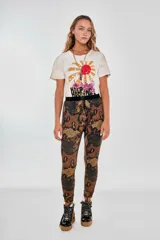 Pantalón babucha con estampado de piel de serpiente en tonos marrones y negros.