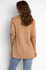 Saco de viscosa holgado con estampado de rayas horizontales blancas y negras, cuello solapa y manga larga.