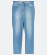 Pantalón de jean celeste de corte slim fit.