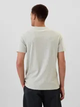 Remera negra de algodón con logo GAP estampado en blanco en el pecho.