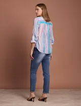Blusa estampada con cuello a la base, escote en V y botones. Delantera con bolsillo aplicado. Largo de manga regulable con presilla y botón. Terminación anudada opcional.