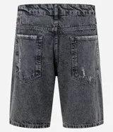 Bermuda de jean celeste con roturas y terminación desflecada.