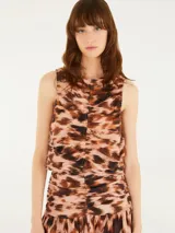 Top sin mangas con estampado animal print en tonos marrones y beige, con frunces verticales en el frente.