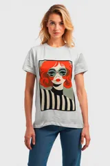Remera blanca de corte recto con estampa de una mujer con pelo rojo y gafas de sol.
